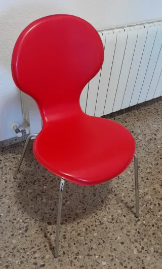 Silla roja moderna