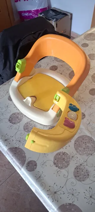 Trona de mesa naranja y amarilla