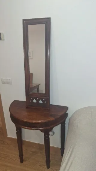 Mesa tocador de madera con espejo