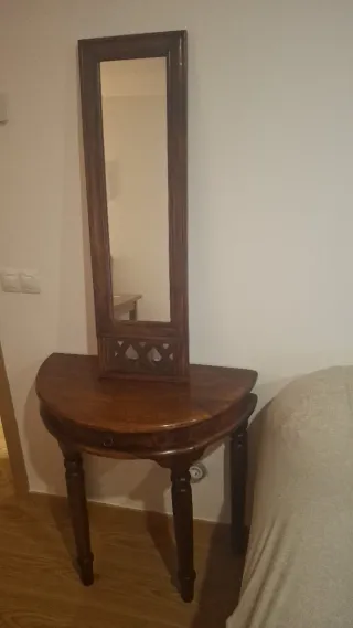 Mesa tocador de madera con espejo