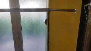 Perchero Metálico con Ruedas y Freno