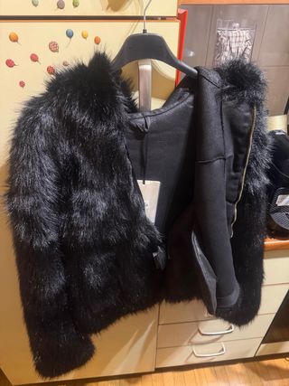 Giacca corta nera con cappuccio