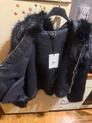 Giacca corta nera con cappuccio