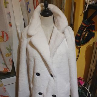 Cappotto bianco in pelliccia sintetica