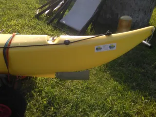 Kayak de travesía con vela de empopada