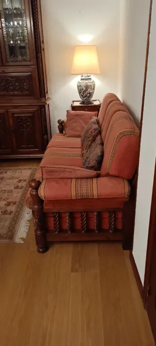 Sofá de tela y madera