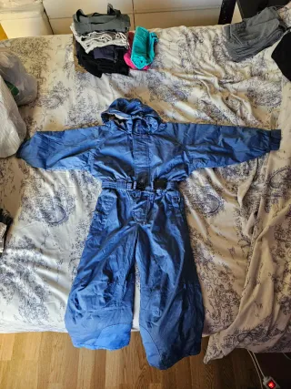 Mono de nieve azul con capucha