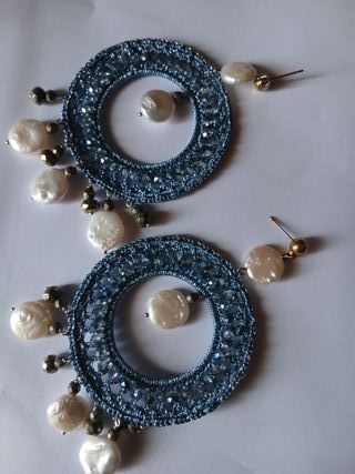 Orecchini blu con perle bianche