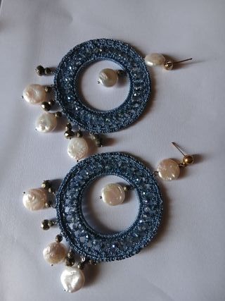 Orecchini blu con perle bianche