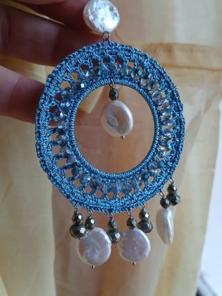 Orecchini blu con perle bianche