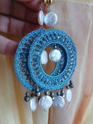 Orecchini blu con perle bianche