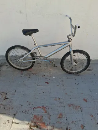 Bicicleta BMX plateada