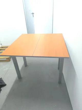 Mesa multiusos, se abre para hacerse más grande.