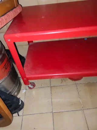 Mesa auxiliar metálica roja