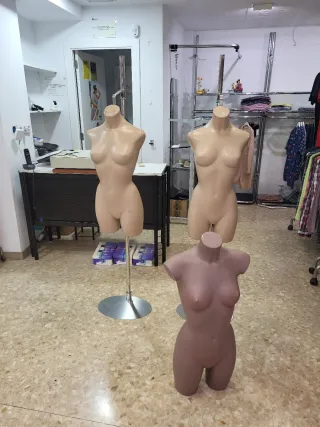 Mobiliario y hacesorios de tienda de ropa