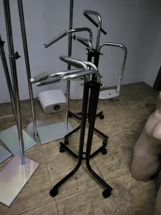 Mobiliario y hacesorios de tienda de ropa