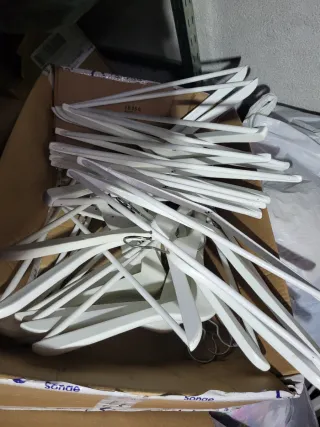 Mobiliario y hacesorios de tienda de ropa