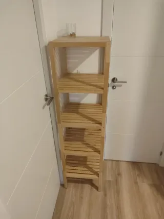 Estantería de bambú y madera