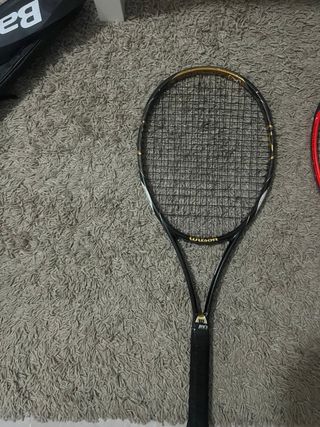 Raqueta de tenis Wilson negra y Radical roja