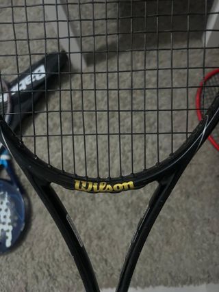 Raqueta de tenis Wilson negra y Radical roja