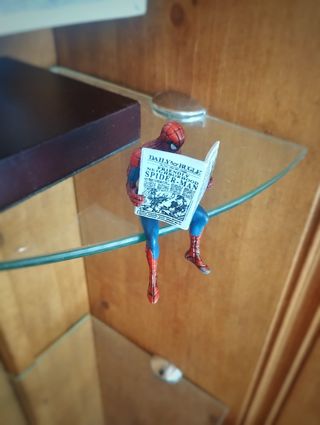 Figura muñeco Spiderman con periódico
