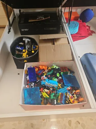 Cajas de juguetes variados