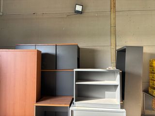 Mesa de madera y plástico