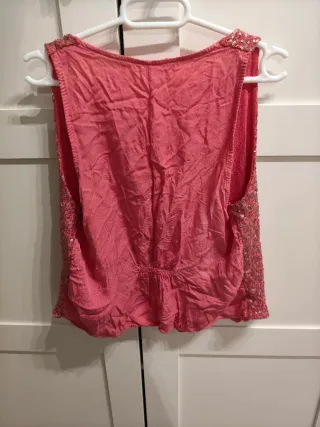 Chaleco rosa y dorado con lentejuelas