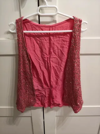 Chaleco rosa y dorado con lentejuelas