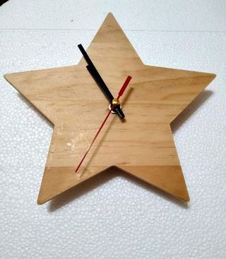 Reloj de madera con forma de estrella