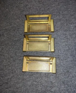 Tres tiradores de latón