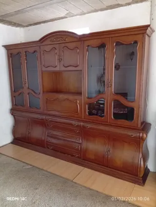 Armario de madera maciza con vitrina