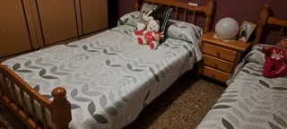 2 Camas de madera y mesita