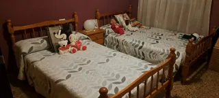 2 Camas de madera y mesita