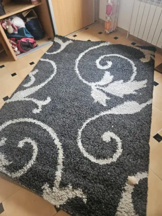 Alfombra gris y blanca con diseño