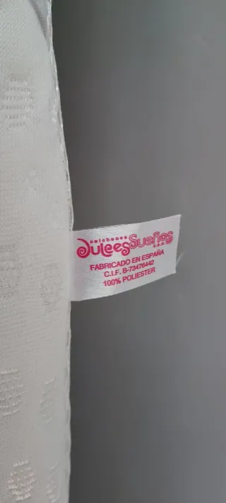 Cubre colchón viscoelástico blanco sin usar.