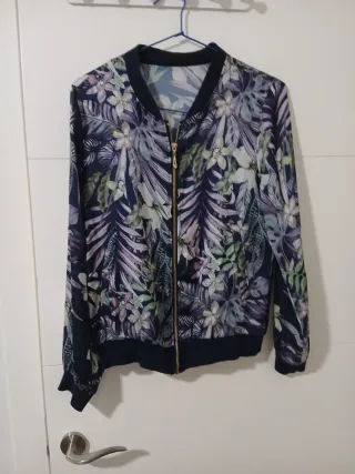 Bomber satinada flores azul y morado