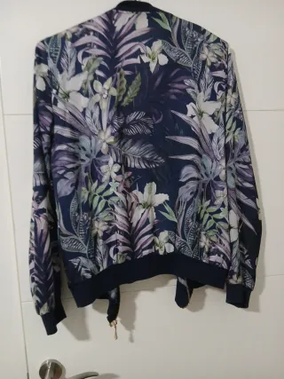 Bomber satinada flores azul y morado
