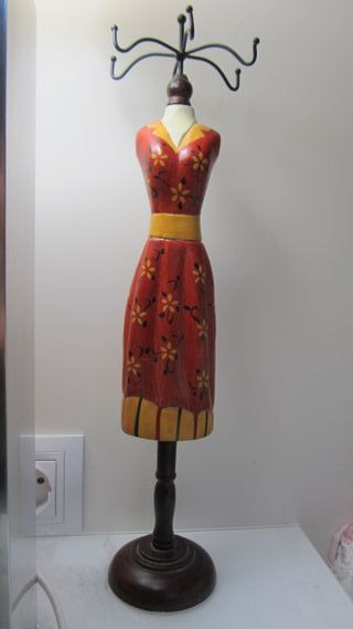 Perchero de pared, cestas contenedores, y otros...