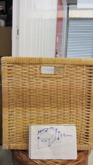 Perchero de pared, cestas contenedores, y otros...