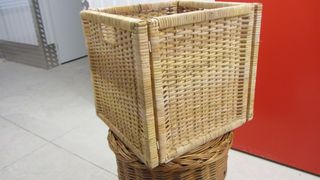 Perchero de pared, cestas contenedores, y otros...