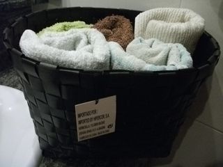 Perchero de pared, cestas contenedores, y otros...