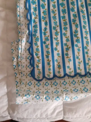 Lenzuola singole a righe e fiori blu