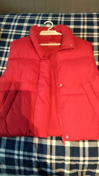 Chaleco plumífero Zara rojo.
