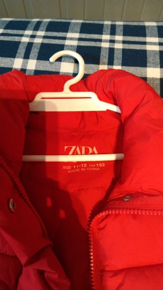 Chaleco plumífero Zara rojo.