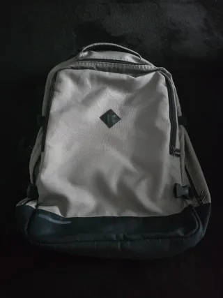 Mochila de viaje con múltiples compartimentos