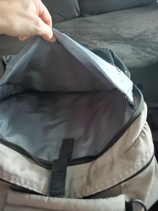 Mochila de viaje con múltiples compartimentos