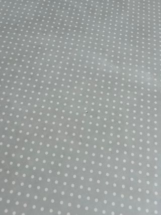 Alfombra vinílica gris con puntos blancos