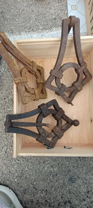 Aldabas antiguas de hierro forjado