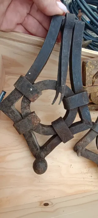 Aldabas antiguas de hierro forjado